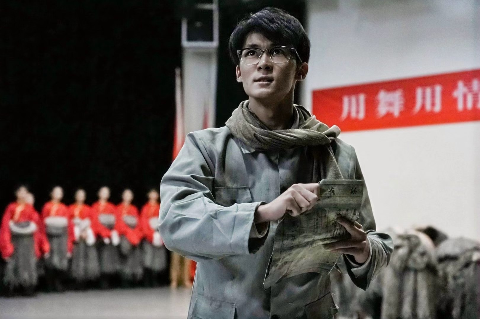 探访北京舞蹈学院，解锁舞蹈艺术里的同心力量。一行人走访党外专家、参观馆藏史料，近