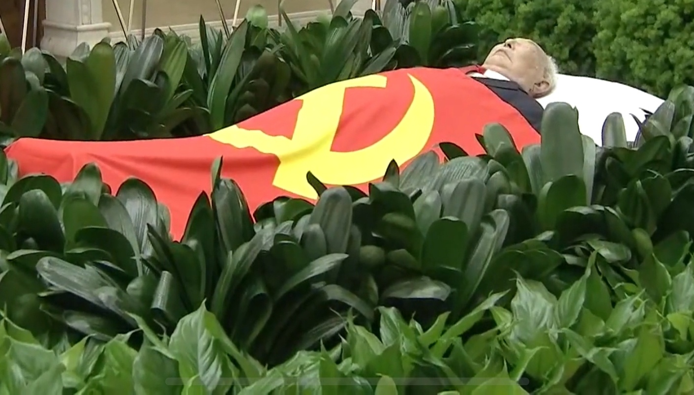 安卧在鲜花翠柏丛中🕯️ 