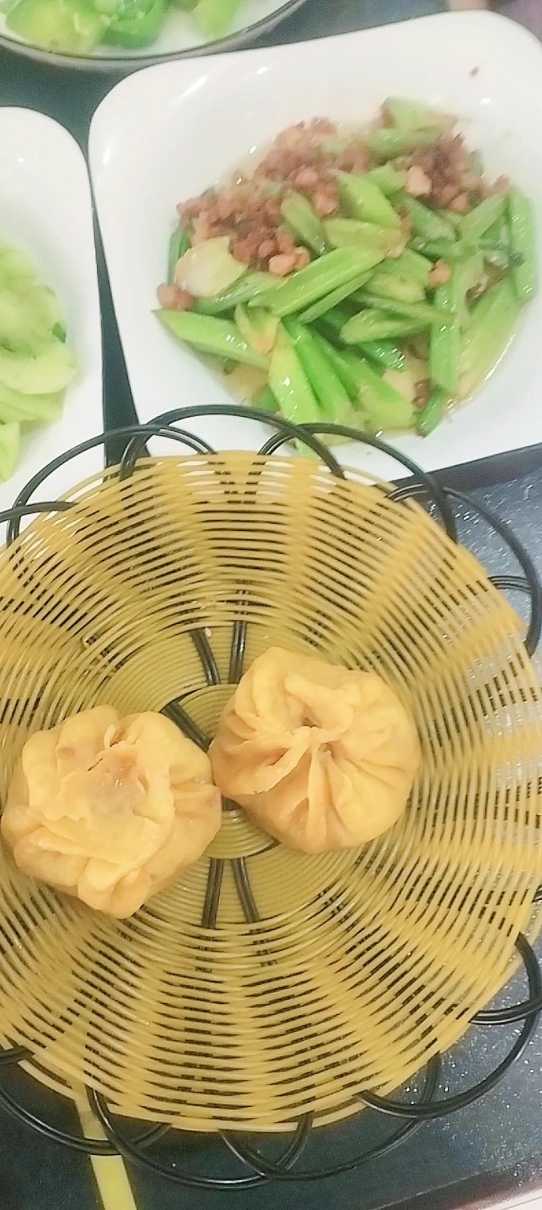 中午饭，都是我自己种的蔬菜，真的是无公害蔬菜，我有工作，上得厅堂下得厨房，就是单