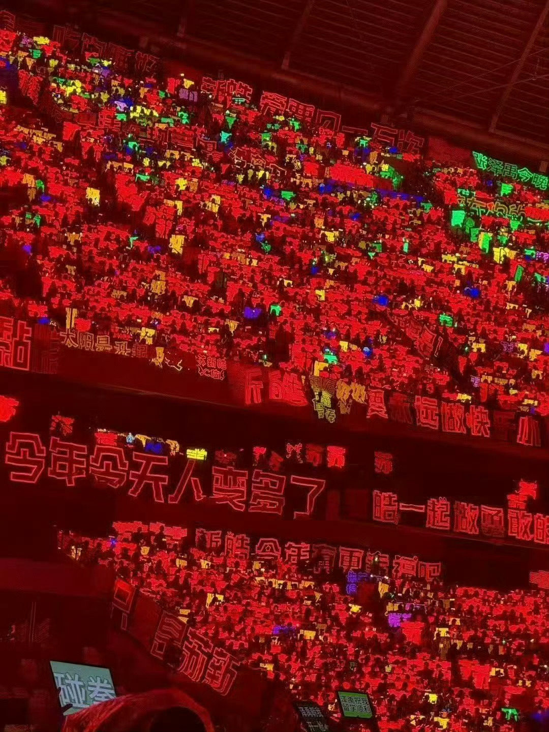 朱志鑫 苏新皓新生代顶流苏新皓红海赏心悦目，朱志鑫和安琪的甜蜜也是人尽皆知，柱帽