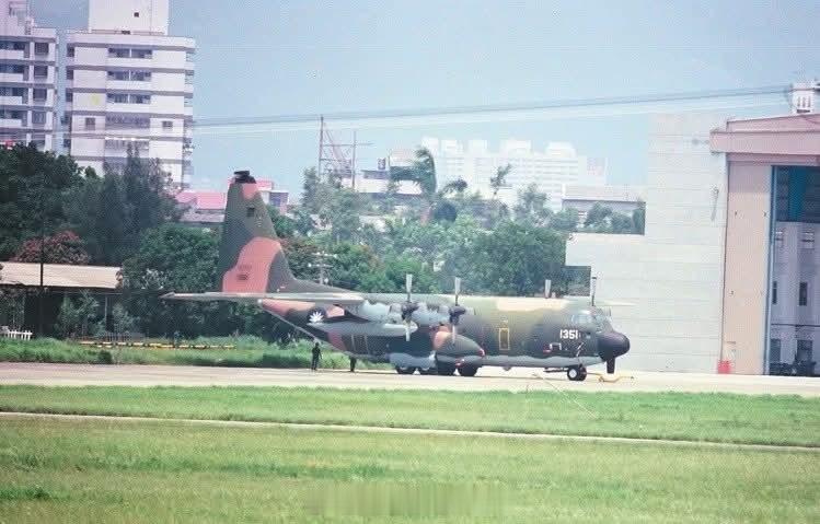台海局势 台伪空军唯一的电子战飞机1351号C-130HE，俗称「天干機」、「法