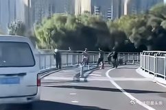 【沈阳工人桥上喷漆未做遮挡，油漆飞溅被质疑，当地回应：已整改】近日，辽宁沈阳有市