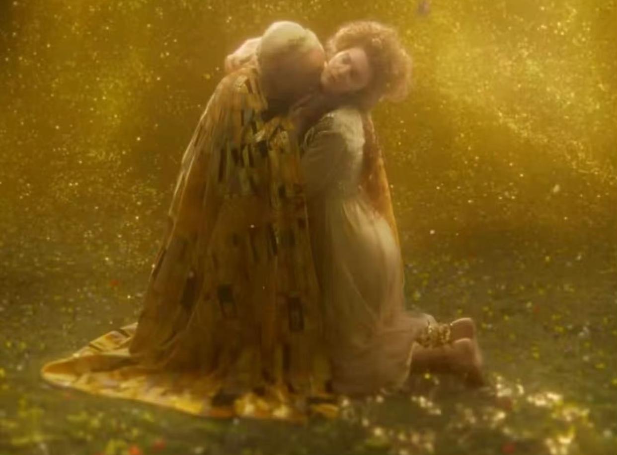 周杰伦新预告，有点说法，诡异像是AI跑出来的东西。

明明是致敬克里姆特的传世名