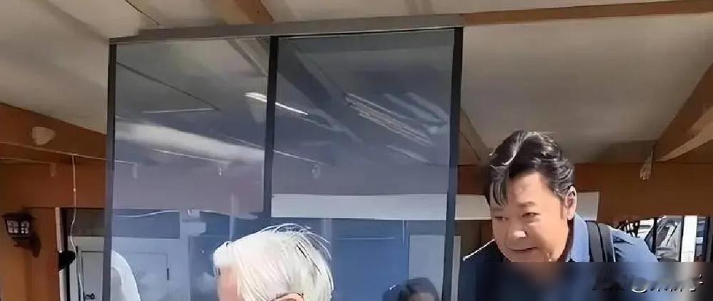 放弃拍戏跑美国被骂炫富？这男演员的底裤终于被扒了。
演了33年配角，孙思瀚戏红