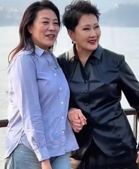 岳红确实胜了。脸上淡妆，淡青色休闲布上衣，牛仔裤，发型选择时尚的修剪风格。整个人