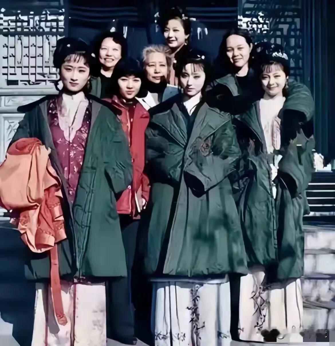 87年《红楼梦》里的年轻女演员，个个看起来都很漂亮，很有气质。
她们不整容，不美