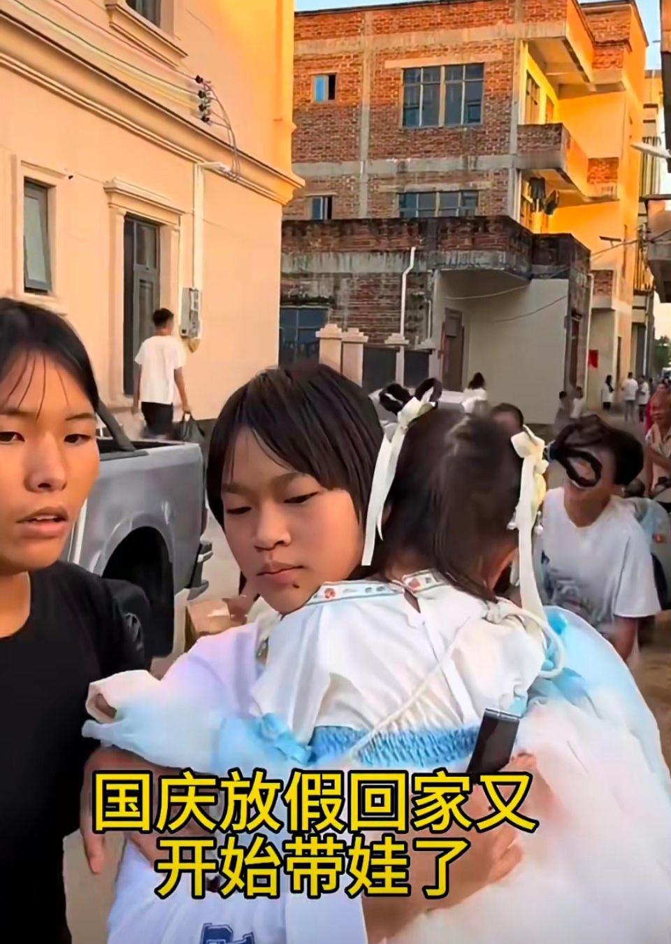 婵宝宝国庆假期回家带娃，哈哈哈哈哈哈！明明自己还是个娃娃[抱一抱]#全红婵国庆节