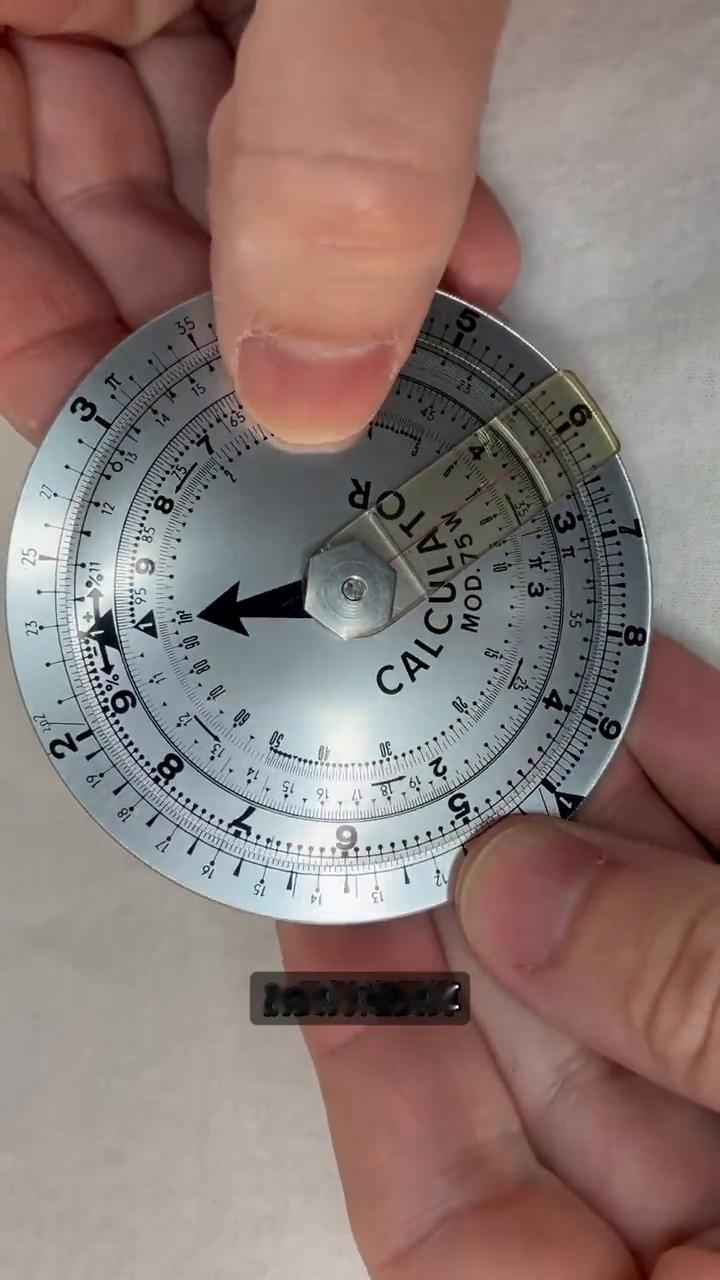 神秘的金属筒。
现在看到这玩意看着像望远镜，但如果真这么想，那已经输在100年前