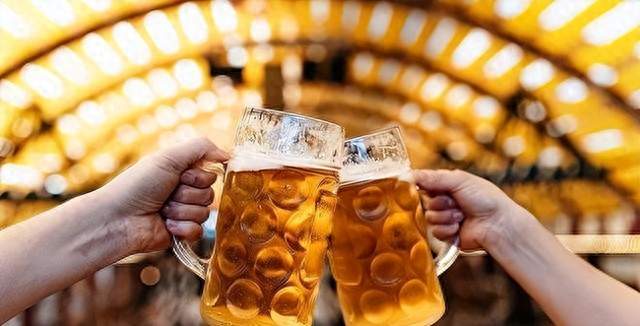 啤酒销量连年下滑，为啥现在人们不爱喝了？产量比峰值少了三成，背后原因很现实