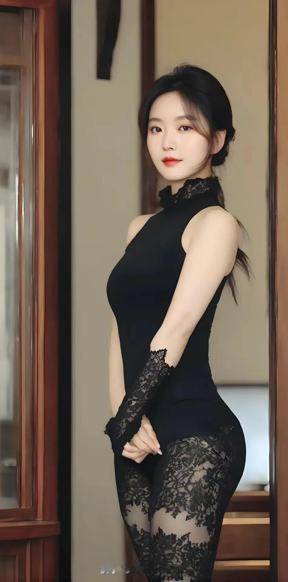 一黑一白，两个气质超美的美人，紧身黑色内衣展示，海边白色瑜伽裤展示。姿势太优美！