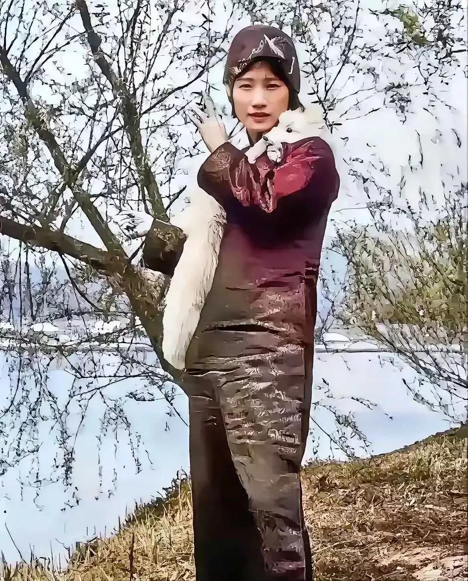 说陆小曼真人照片放在现在是中等偏下，这可有点不公平。陆小曼在当时是多才多艺的佳人