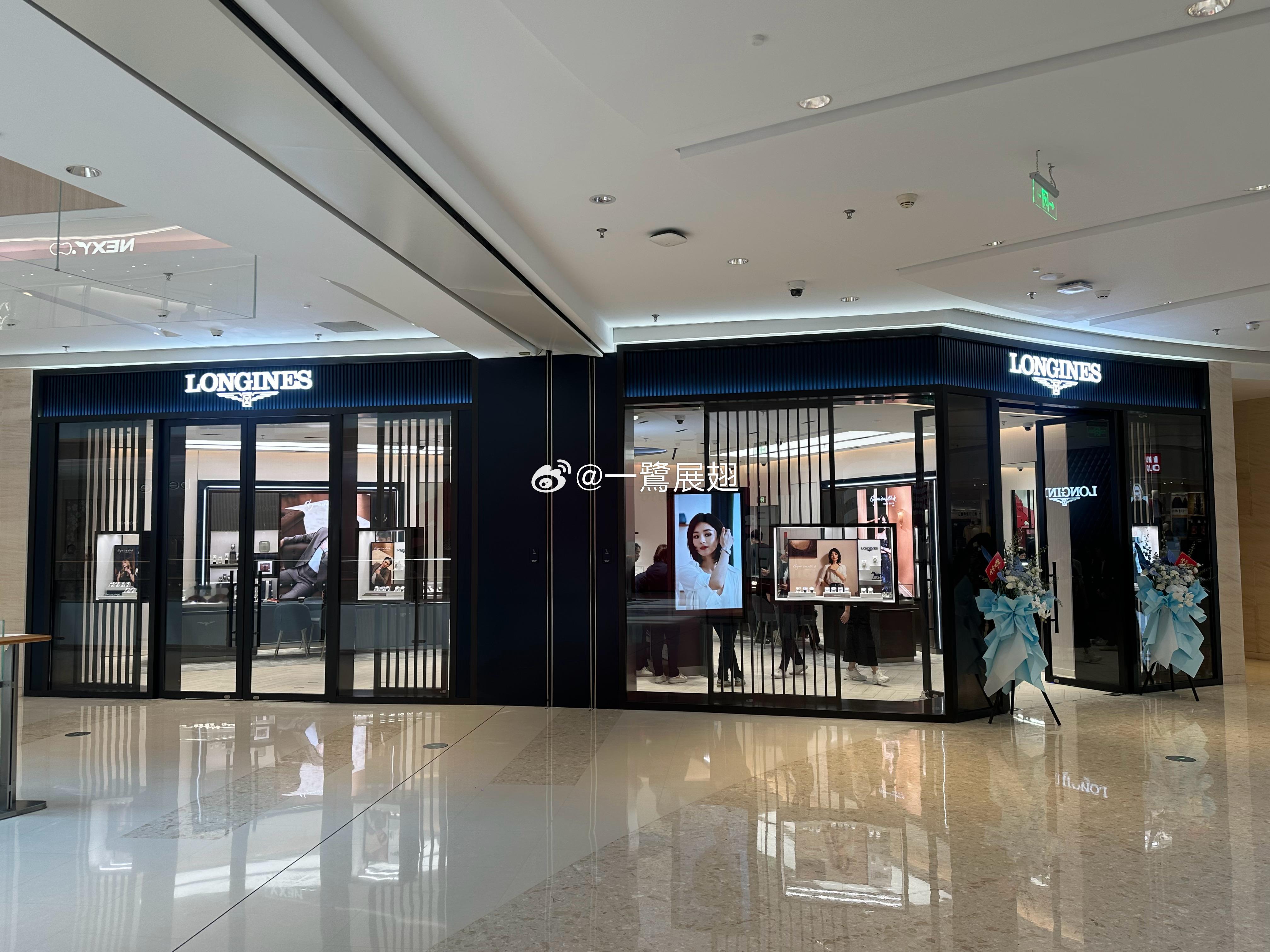 厦门商业 万象城圣罗兰限时精品店准备中；城中首家浪琴直营店投用。  ​​​