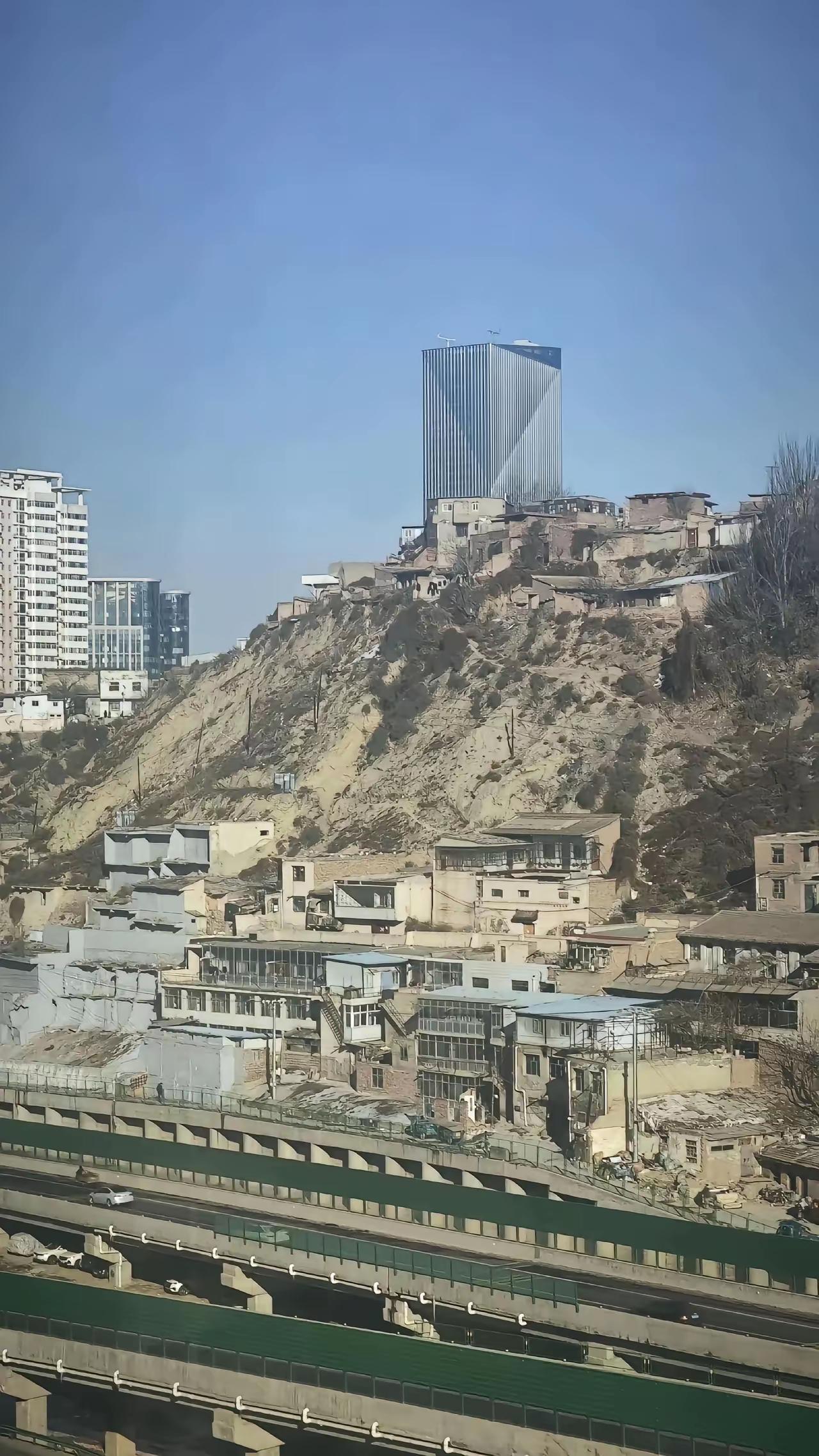 不敢想象，兰州市还有这么差异化的地方。
就隔了一座山，就是两个不同的世界存在
被