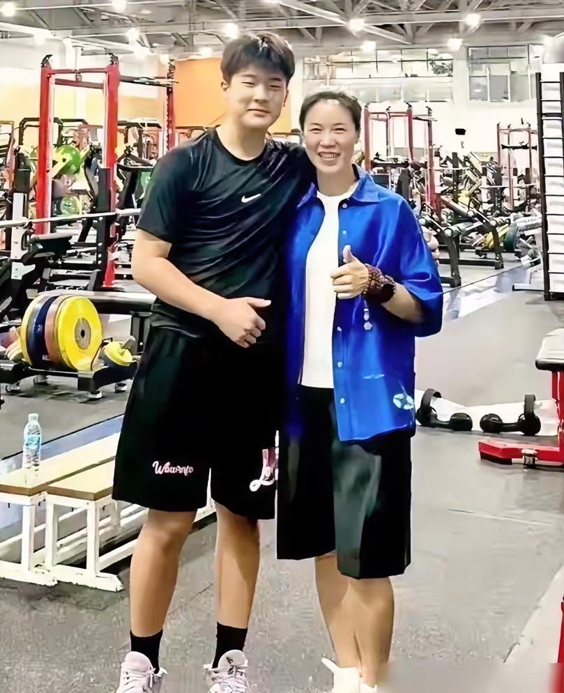 王楠15岁儿子郭麒身高已经长到一米八，外形酷似父亲郭斌，没有选择乒乓球，既是校篮