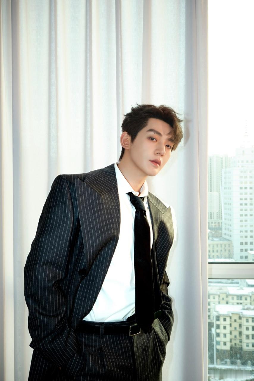 邓为今年第三次登上央视舞台 从丁香诗会的深情领诵，到五四晚会献唱《愿你抬头有光》