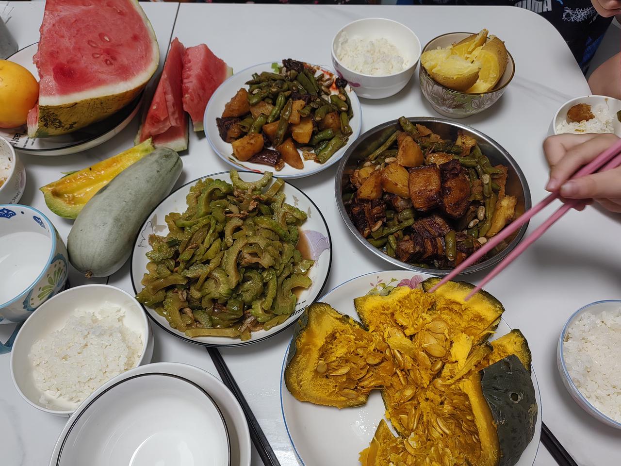 带孩子累心啊。主要是二宝太厉害，每天溜溜逛逛，没有大宝听话。说轻了，顶嘴。说重了