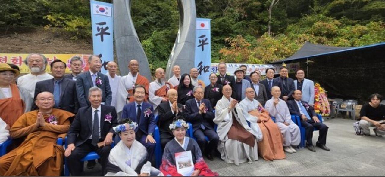 【日本前首相鸠山友纪夫（鸠山由纪夫）表示：“日本背负的历史责任是无限的”。】10