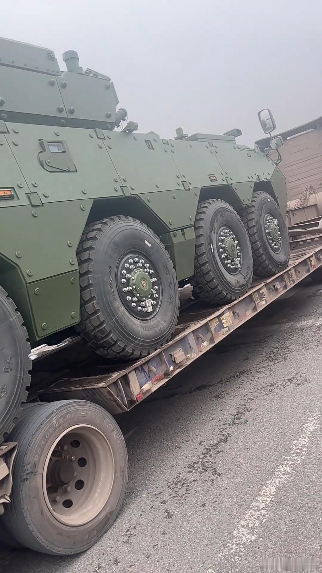 转，近看某型车。 