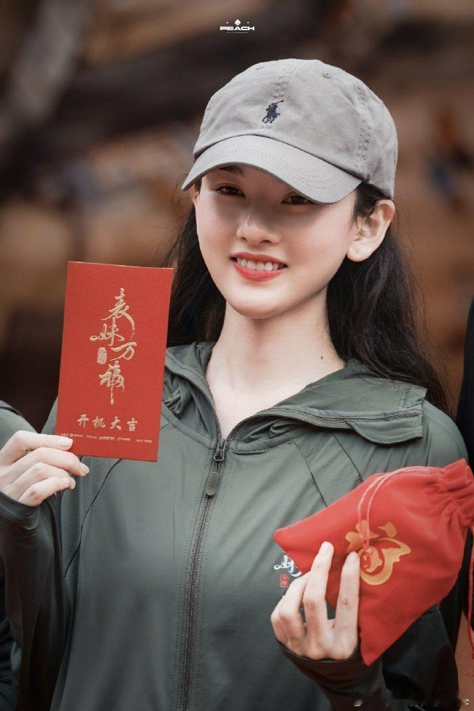 表妹万福今天开机  感觉好久都没看到宋祖儿演戏了，对她的记忆还停留在乔家四妹 ​