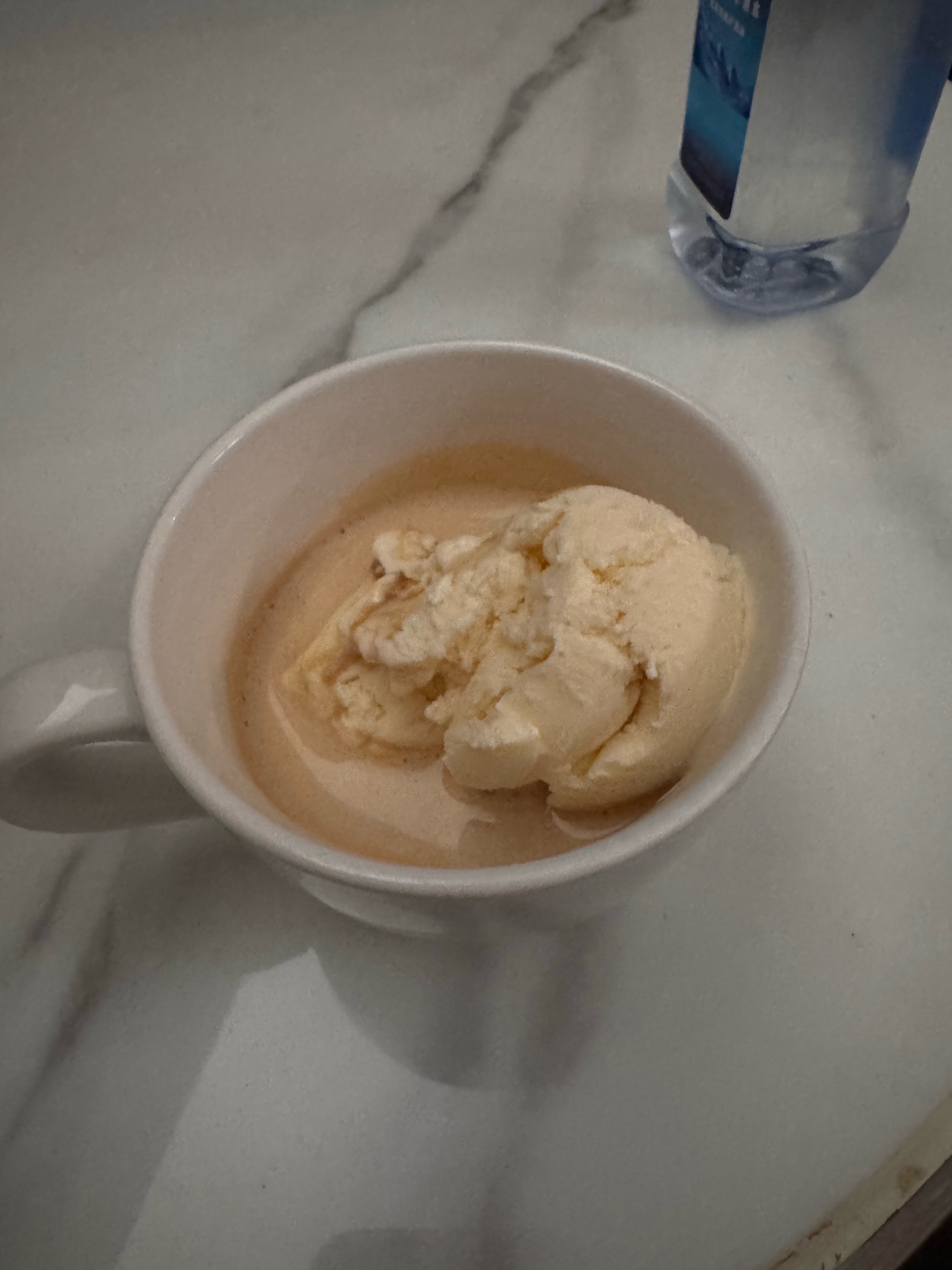 到机场的早，瞎转悠发现休息室还有冰激凌。拿咖啡杯挖了俩冰激凌球，再来一份意式浓缩