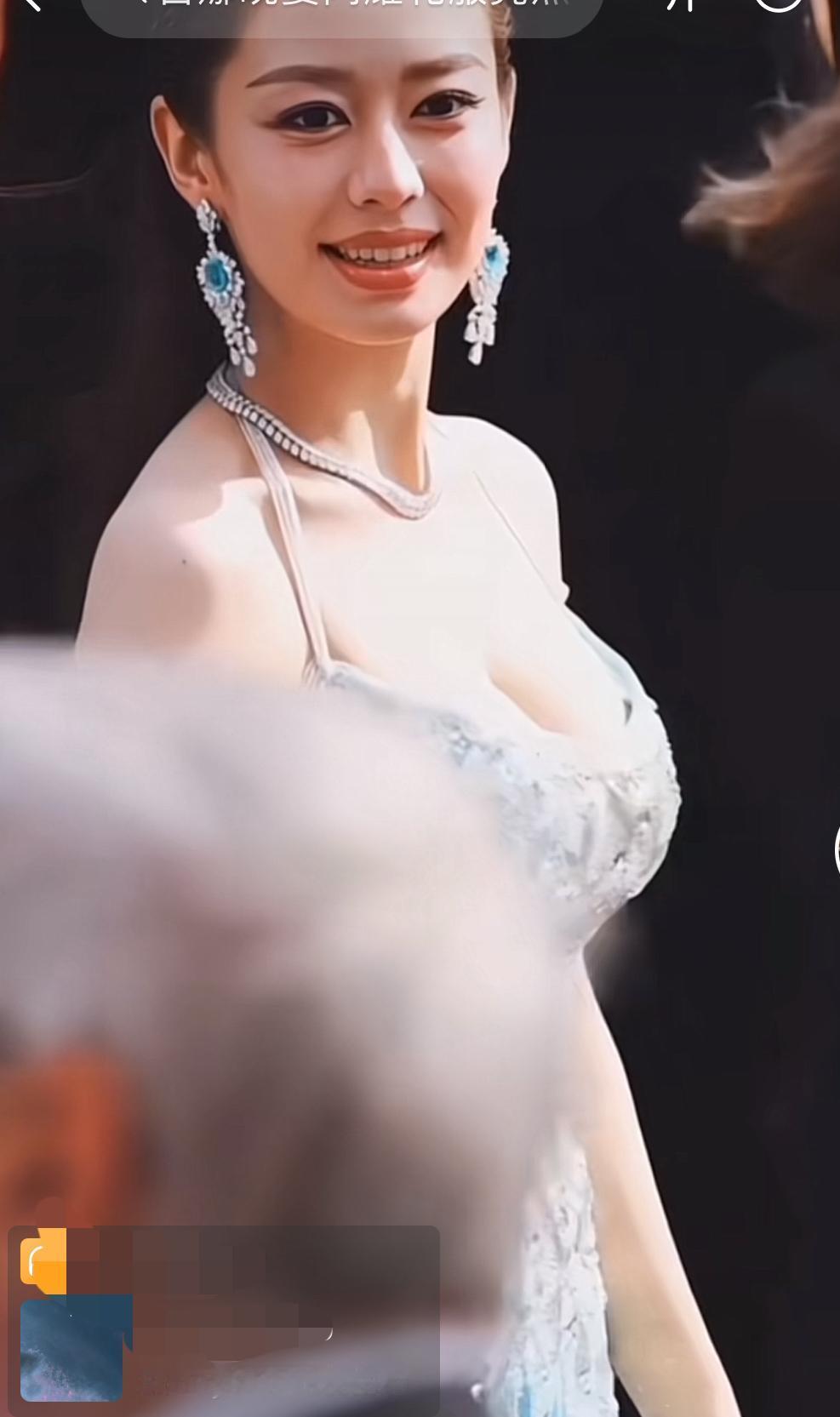 郎朗的妻子吉娜可能没有完美的五官，

但是她的身材那可是非常的性感出众，让人赞不