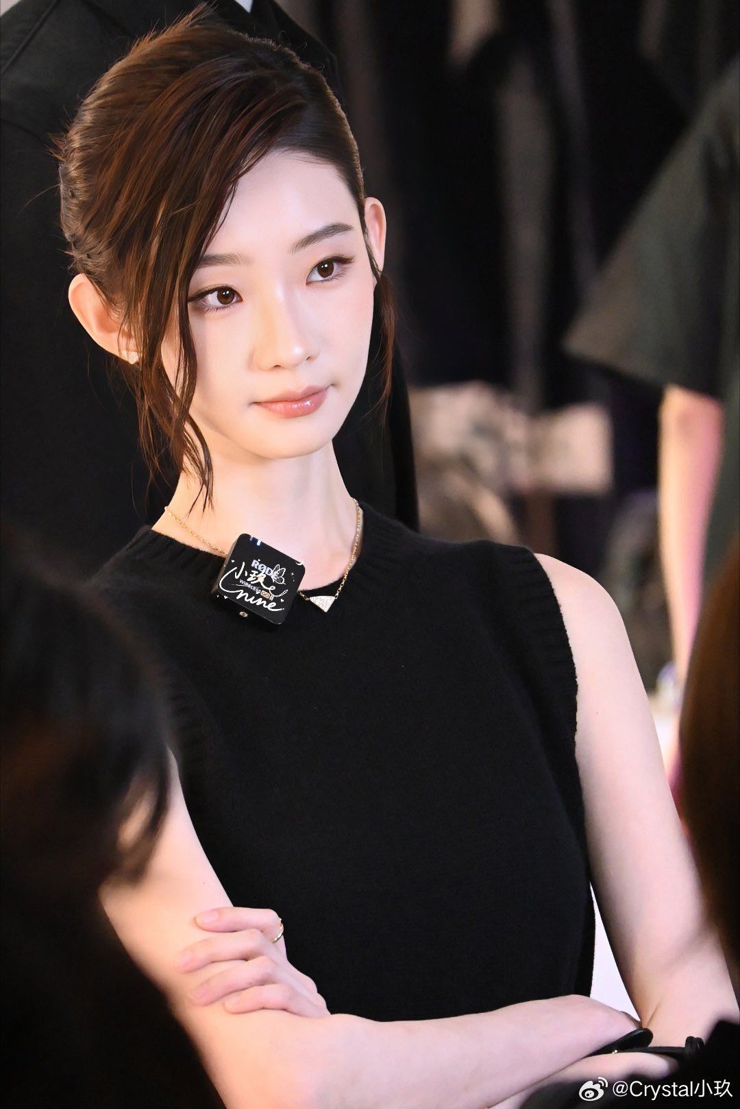 看张艺凡这身Prada2026假日系列，全黑穿搭搭配Cherie手袋和金色珠宝，