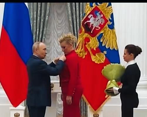 普京亲自给扎哈罗娃戴上勋章，这是对其能力的最大认可吧！
恰逢扎哈罗娃的生日，这应