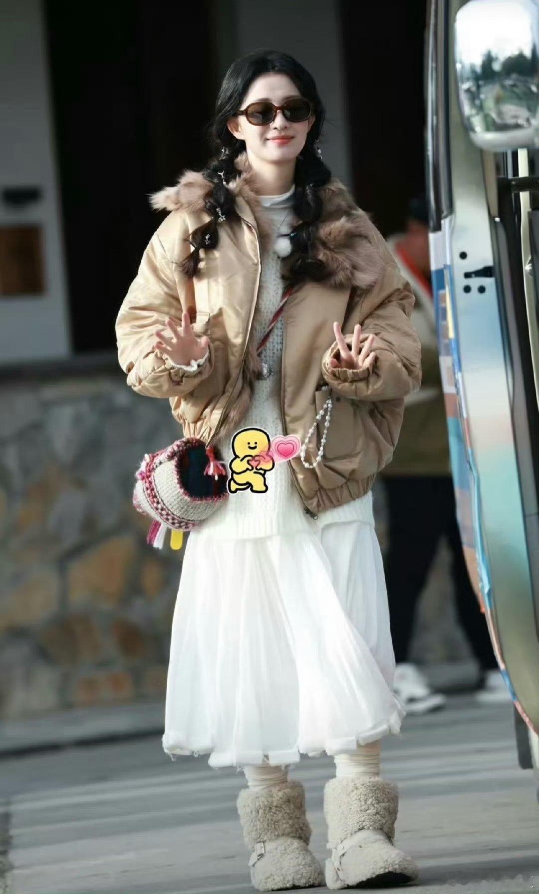 王楚然对白鹿生理性喜欢  王楚然对白鹿的生理性喜欢藏不住了！理衣服超自然，还主动