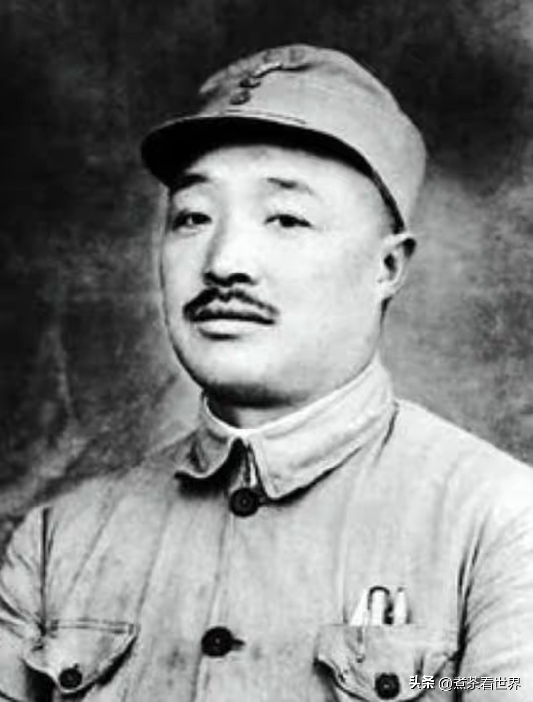 1936年7月，红二方面军过松潘草地，粮草告急。贺龙看见遍地水洼河沟，提议钓鱼充