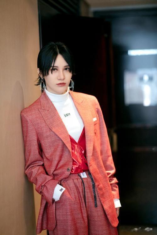 
 9月3日，尚雯婕直播时爆出一个惊人大瓜，前公司法人聂心远已经被采取强制措施。