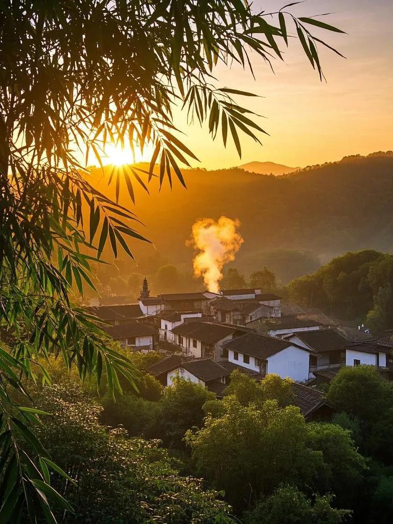 漫步井冈山，夕阳余晖透过竹叶，光斑闪烁。远处村庄炊烟升，绘就一幅温馨的日暮山居图