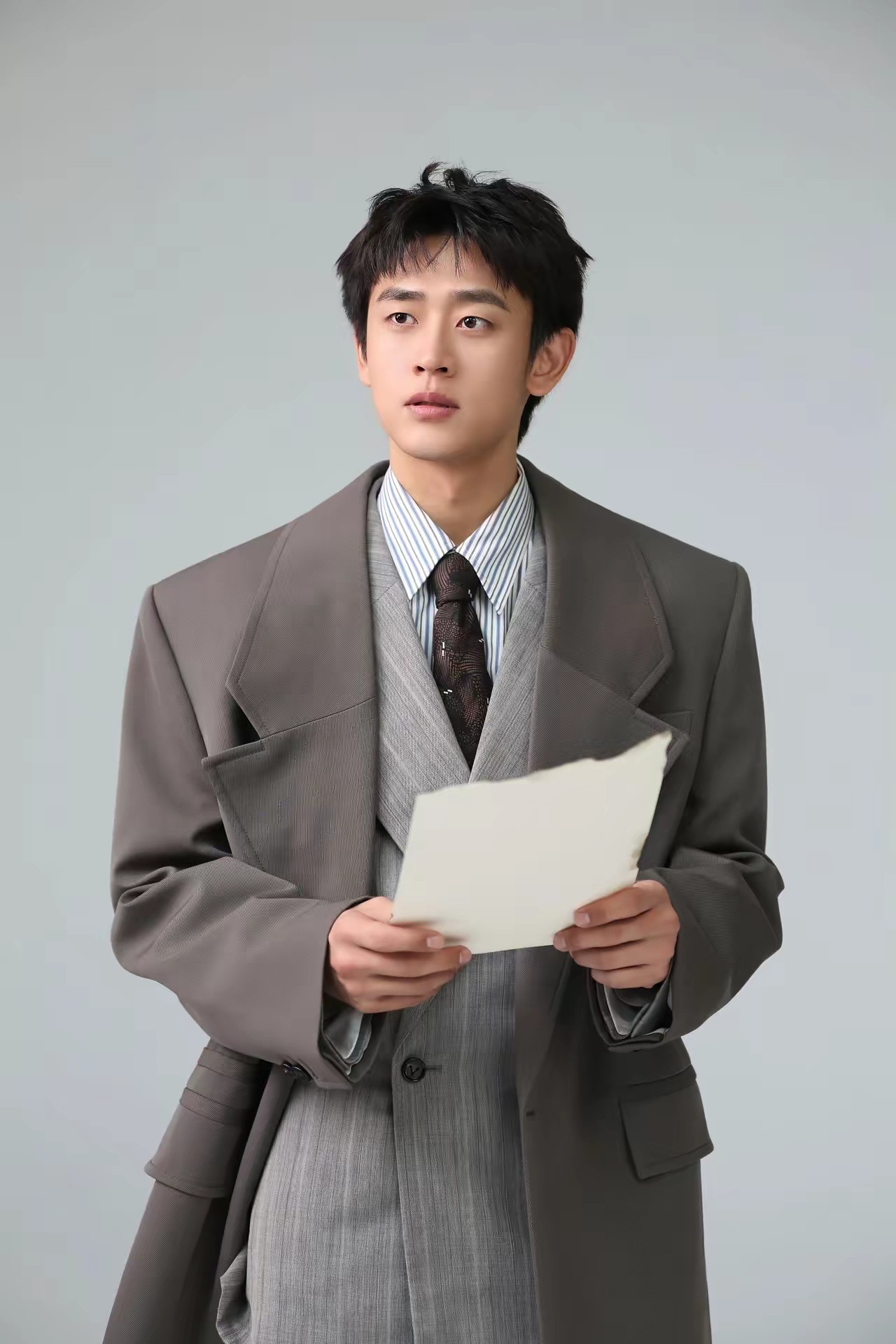 搜了一下王天辰的背景，才知道：什么样的家庭教育，养出什么样的孩子最近真的被《纯真