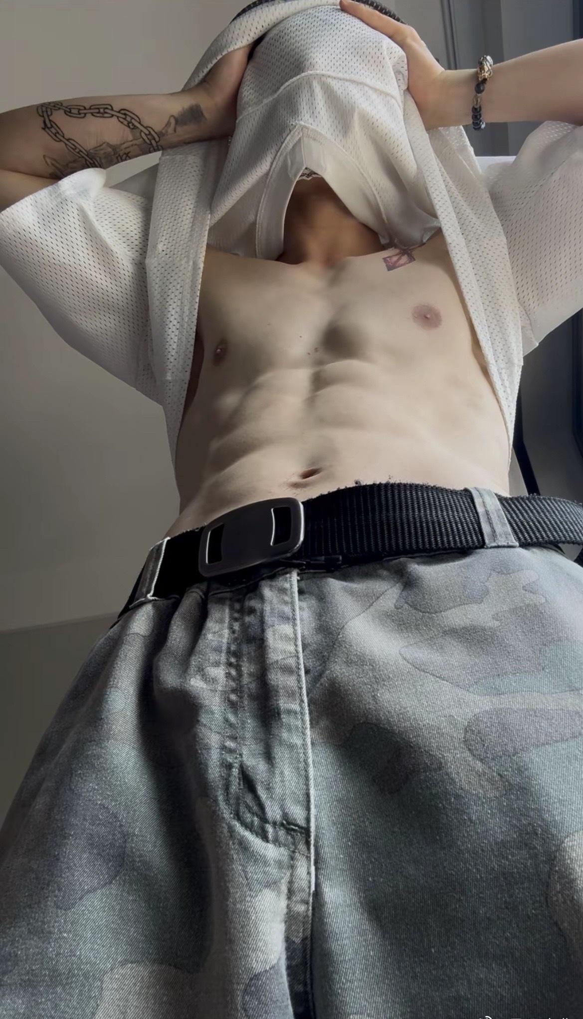 下完雨 好闷热 新的一周开始啦健身张宏涛 ​​​