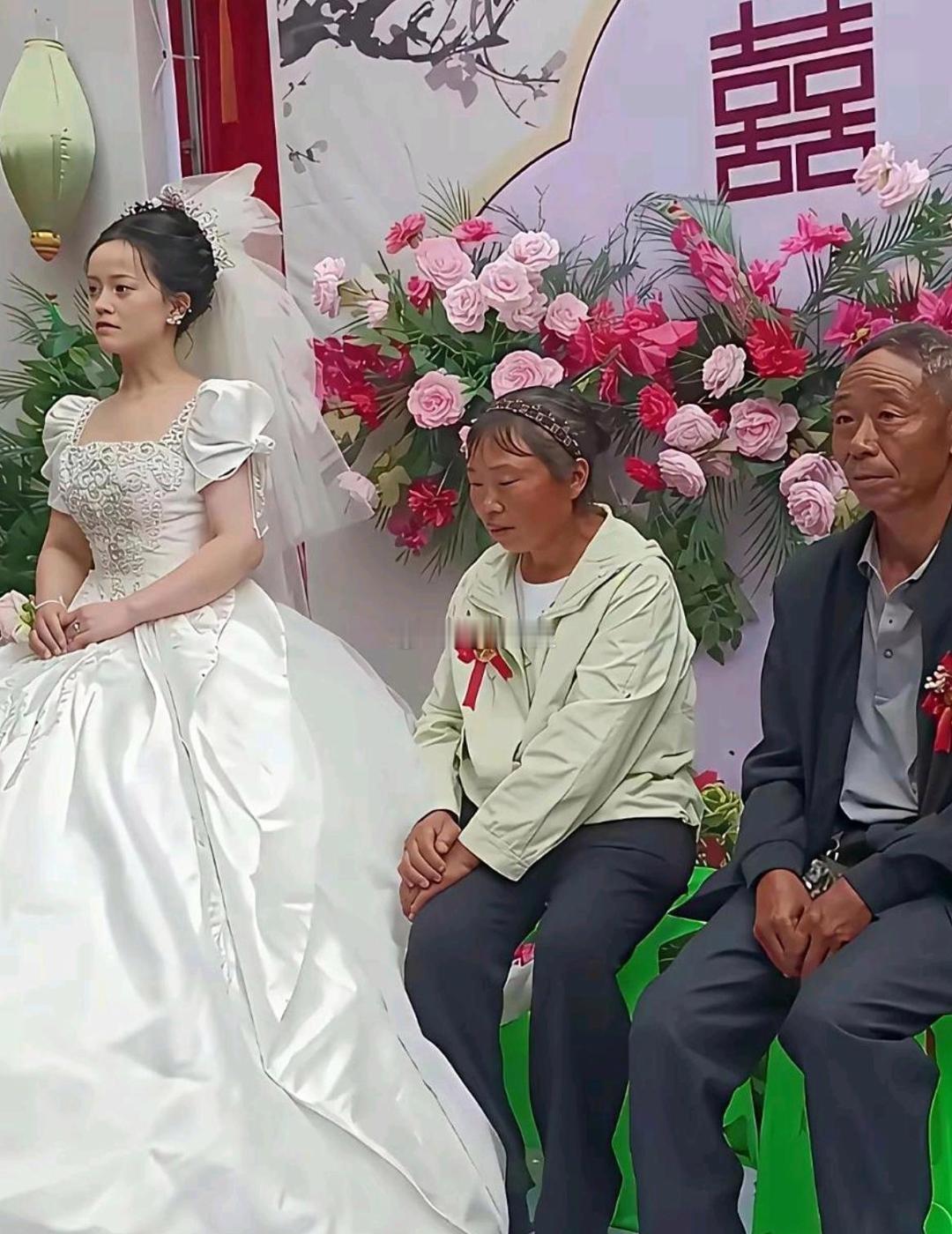 看到这一幕好心酸！父母这样的条件，有必要搞这么隆重的婚礼吗？