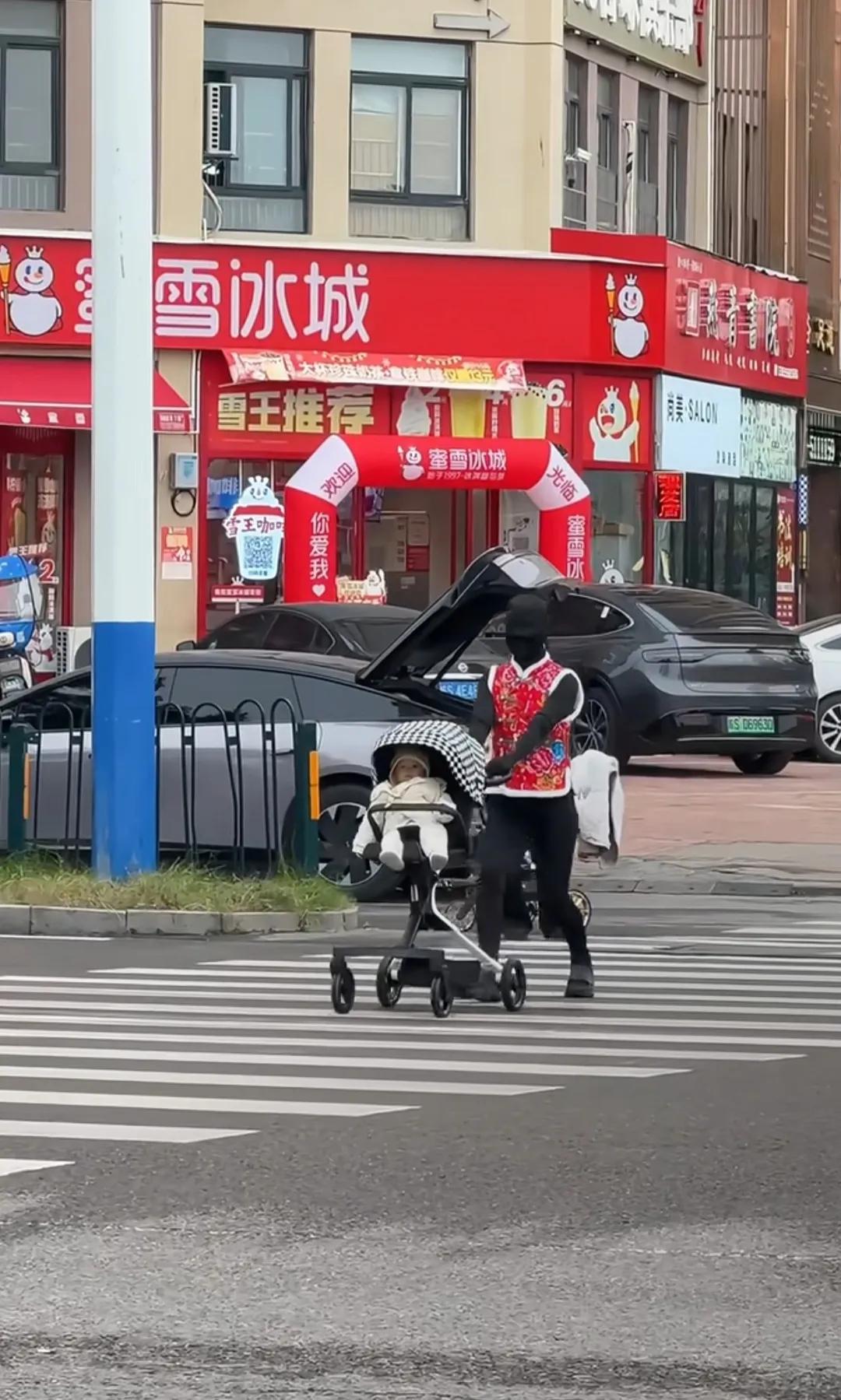 智能科技真厉害，天气冷机器人上街溜娃了！