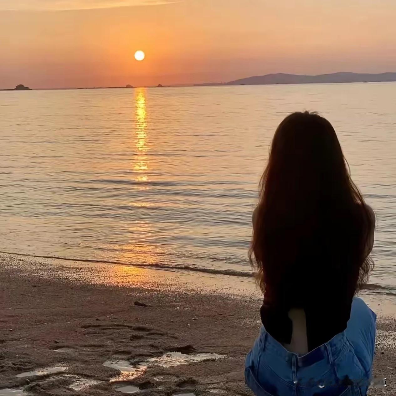 男人喜欢的从来都不是什么贤妻良母

他喜欢的是：会撒娇，听话，漂亮，钱能解决一切