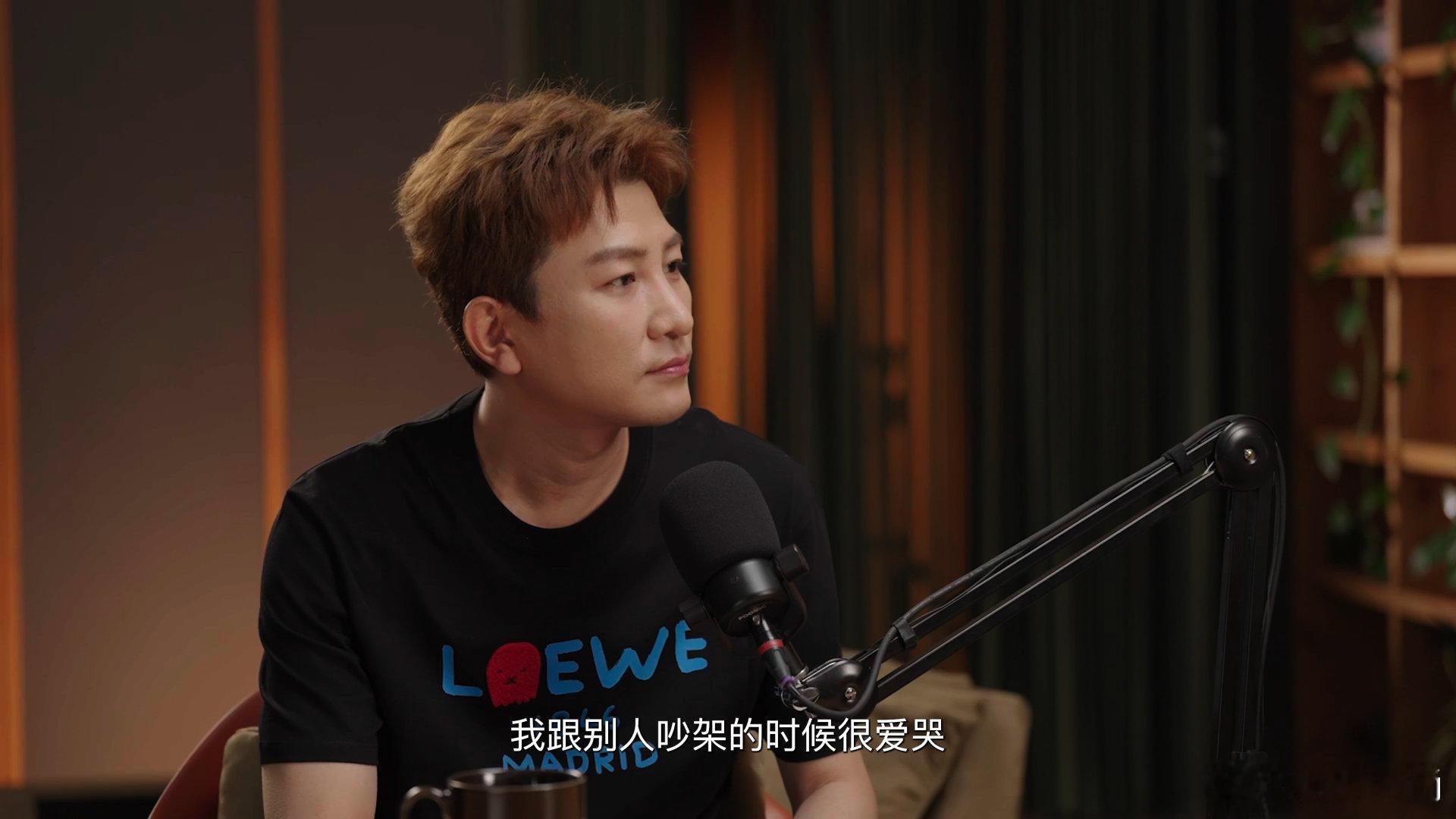 VaVa回应怼梁源的原因梁源回应登味VaVa提出乐评应当给到音乐层面有效建议，梁