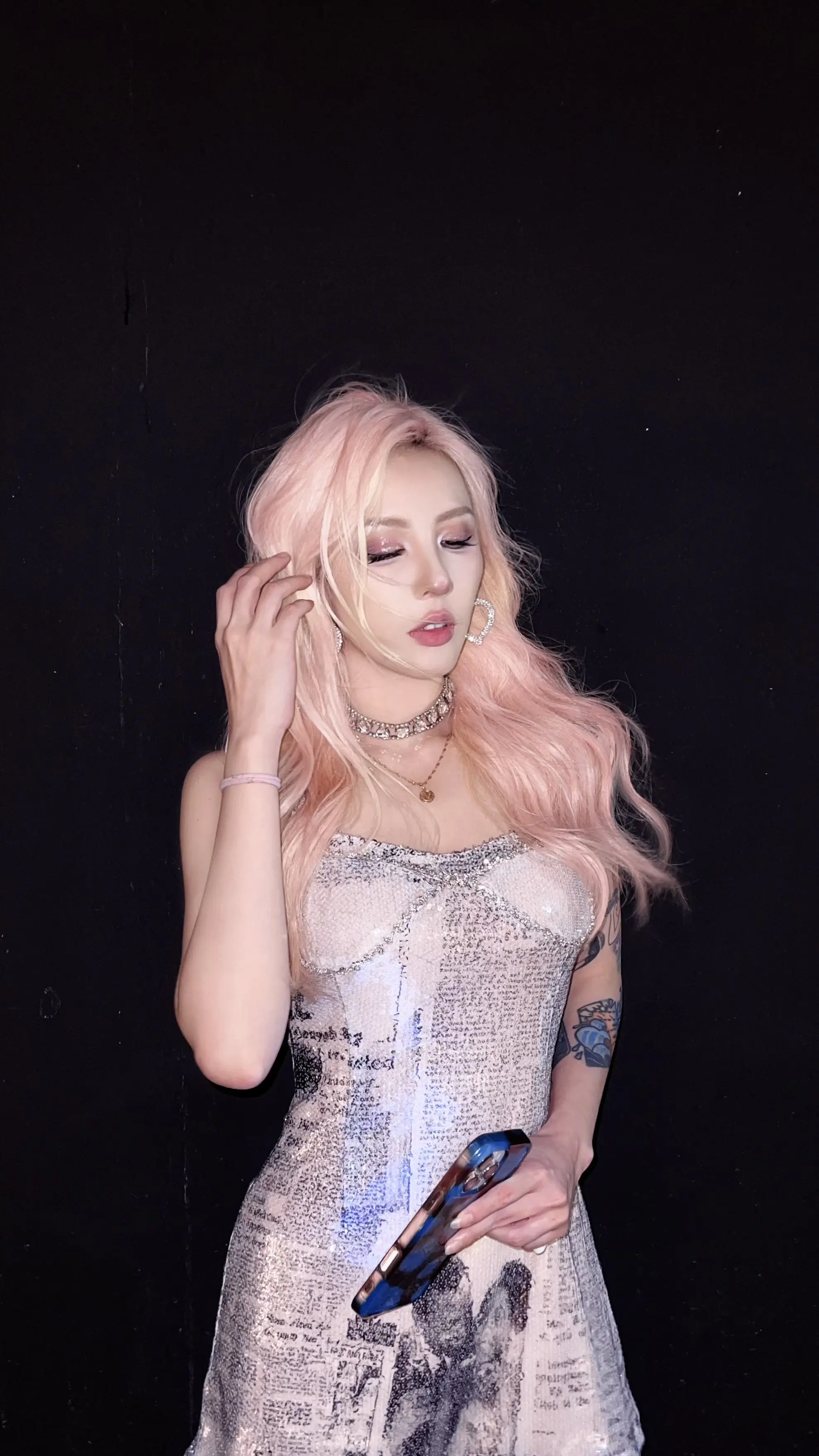 雅加达日记。试了个滤镜 头发就突然变粉色了