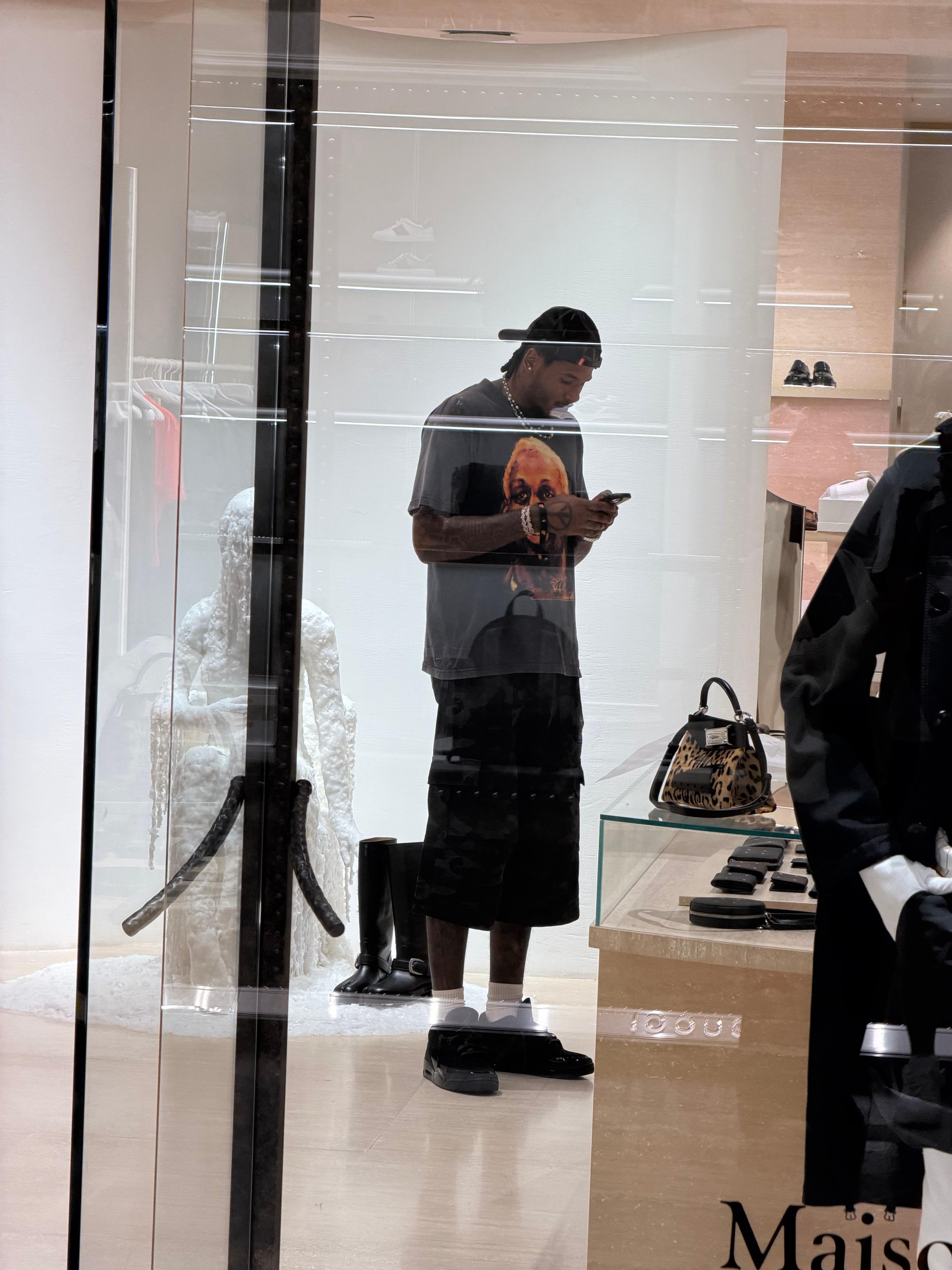 在澳门这几个酒店商场，这几天你可以轻松偶遇NBA球员逛街：比如，看到杰伦格林和他