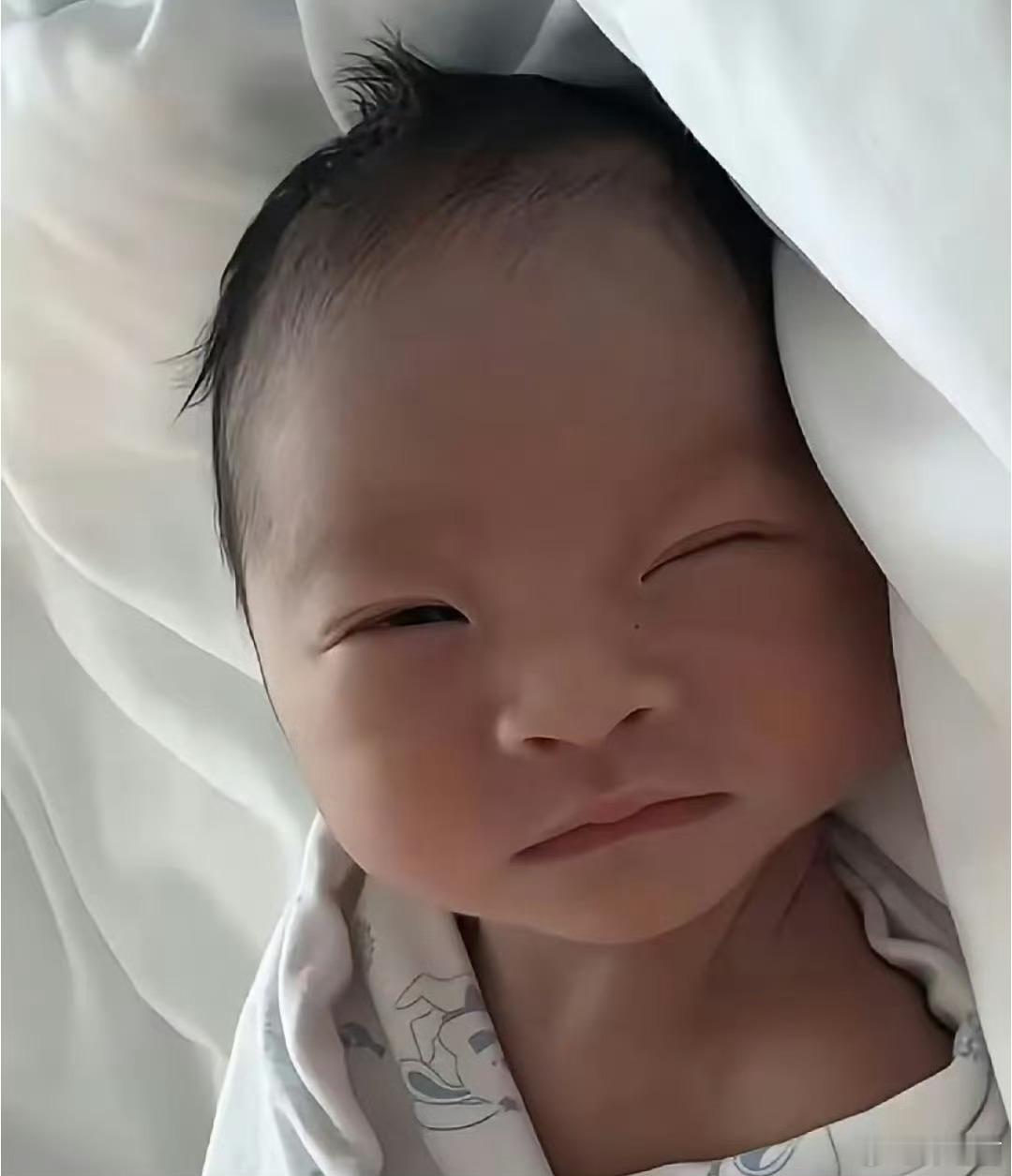 马筱梅晒新生儿子正脸照这大双眼皮 大脑壳子 高鼻大嘴 细长眼睑 真是可以 