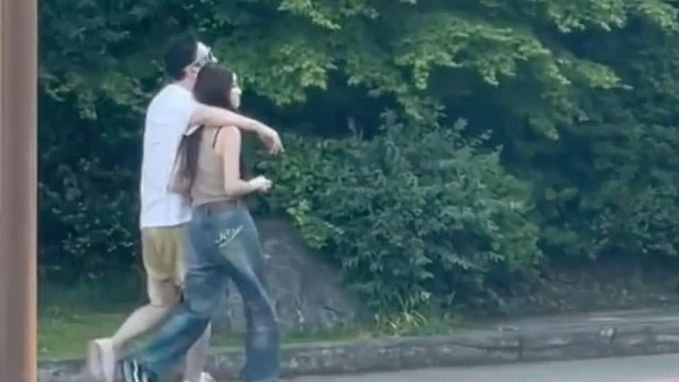#王思聪#和新女友在逛街散步呢，仔细一看这不是网红懒懒吗？王思聪孵化网红的能力真