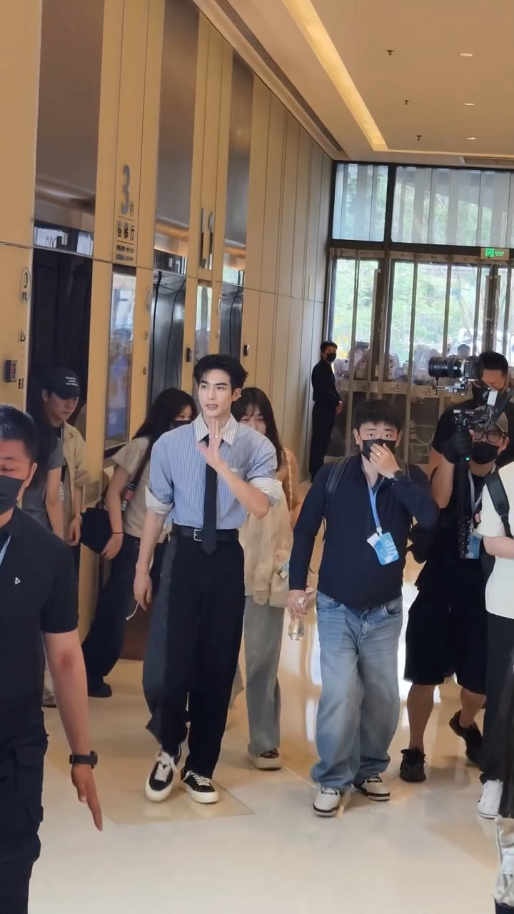 宽肩窄腰宋威龙宋威龙蓝白条纹衬衫造型