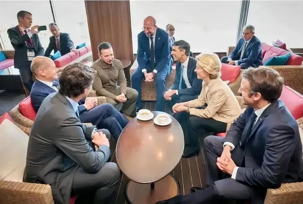 G7峰会间隙，一群西方发达国家的领导人围坐在泽连斯基周围谈笑风生，尤其是这个英国
