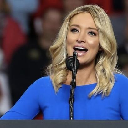 特朗普和拜登的审美标准不一样，特别是特朗普喜欢美女，看一下特朗普第一次担任美国总