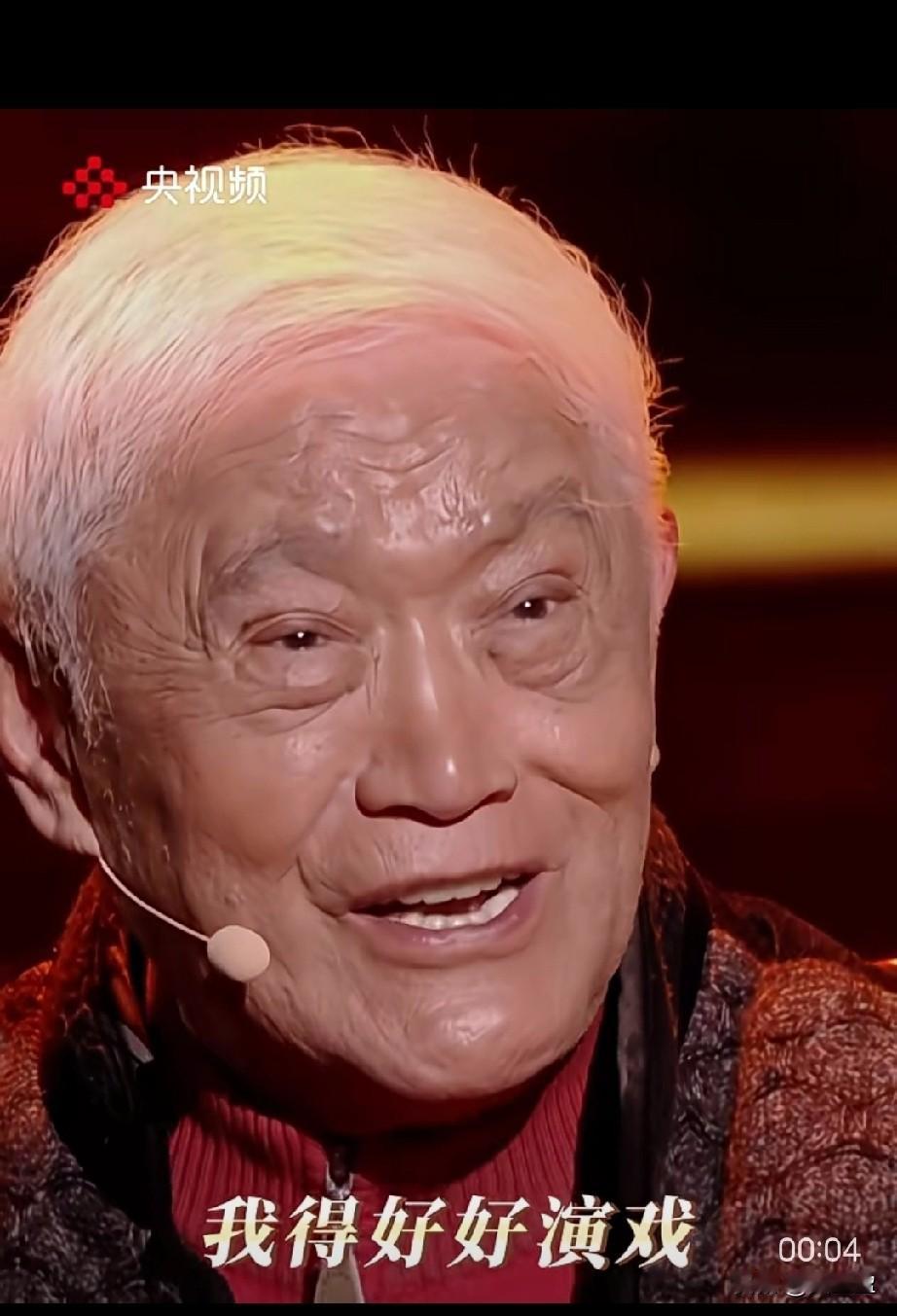 活了半辈子，
才知道牛犇的原名叫张学景。
年过九旬的演员牛犇原名叫张学景，他在央