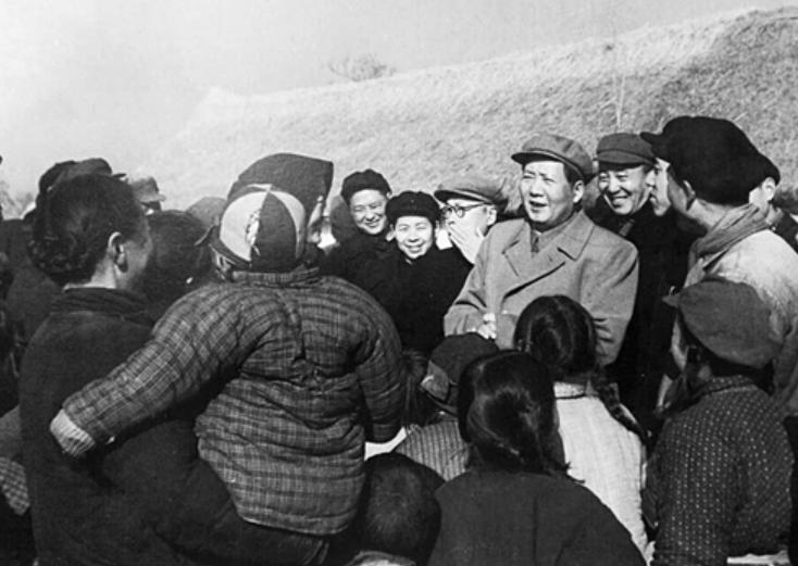 毛主席告诉中国老百姓一个道理，那就是人在弱小的时候，也要步行正道做自己想做的事情