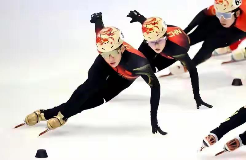 米兰冬奥混合接力咱冲奖牌，就是对手也太硬了，东道主意大利憋着劲要拿金牌，还有韩国