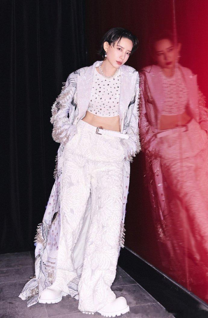 in KANGWANWAN 白色钉钻上衣 李斯丹妮1005北京演唱会 ​​​