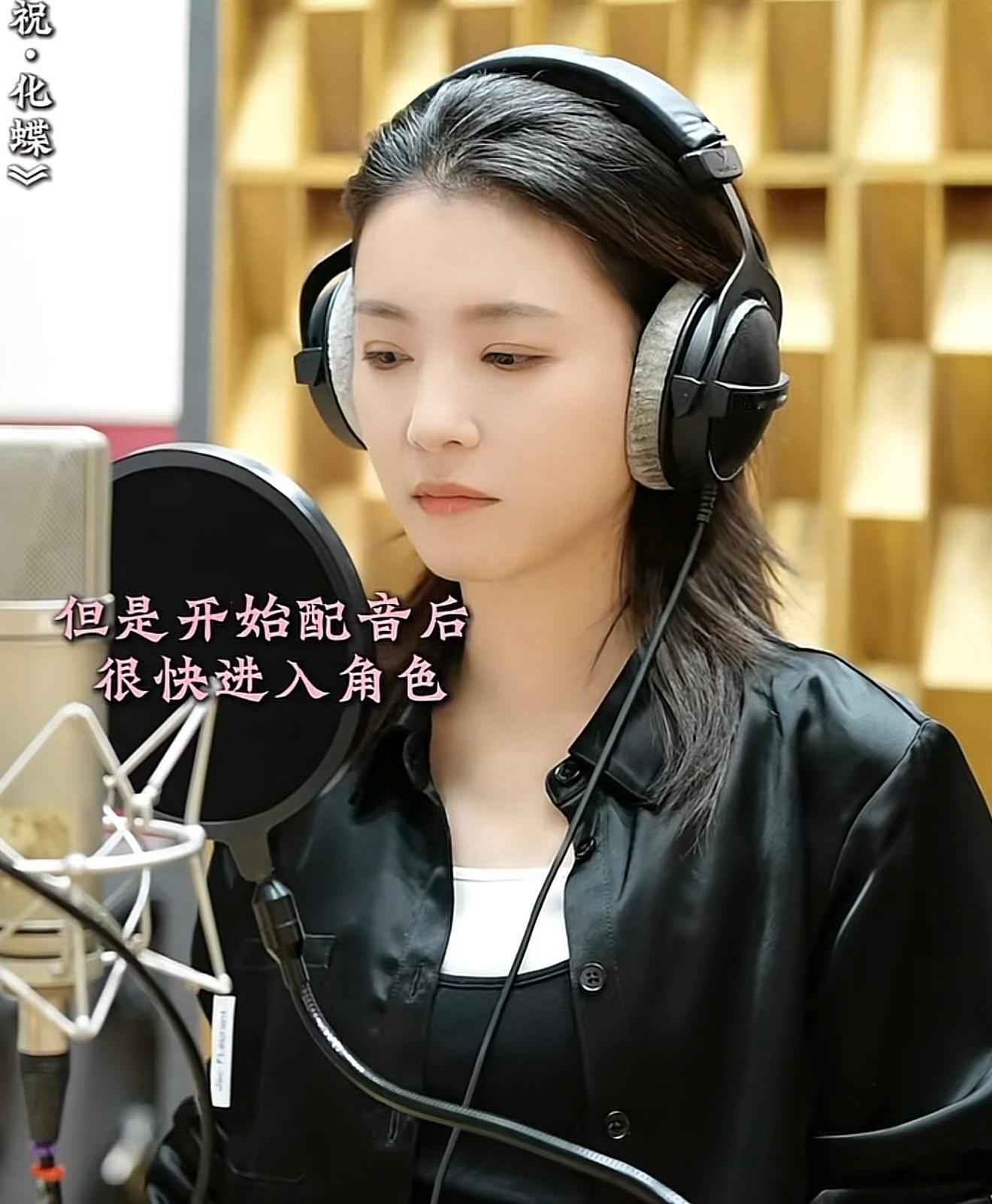 这个衣服和头发……这不就是近期才去配的音，我记得宁波站穿了这件黑衬衫