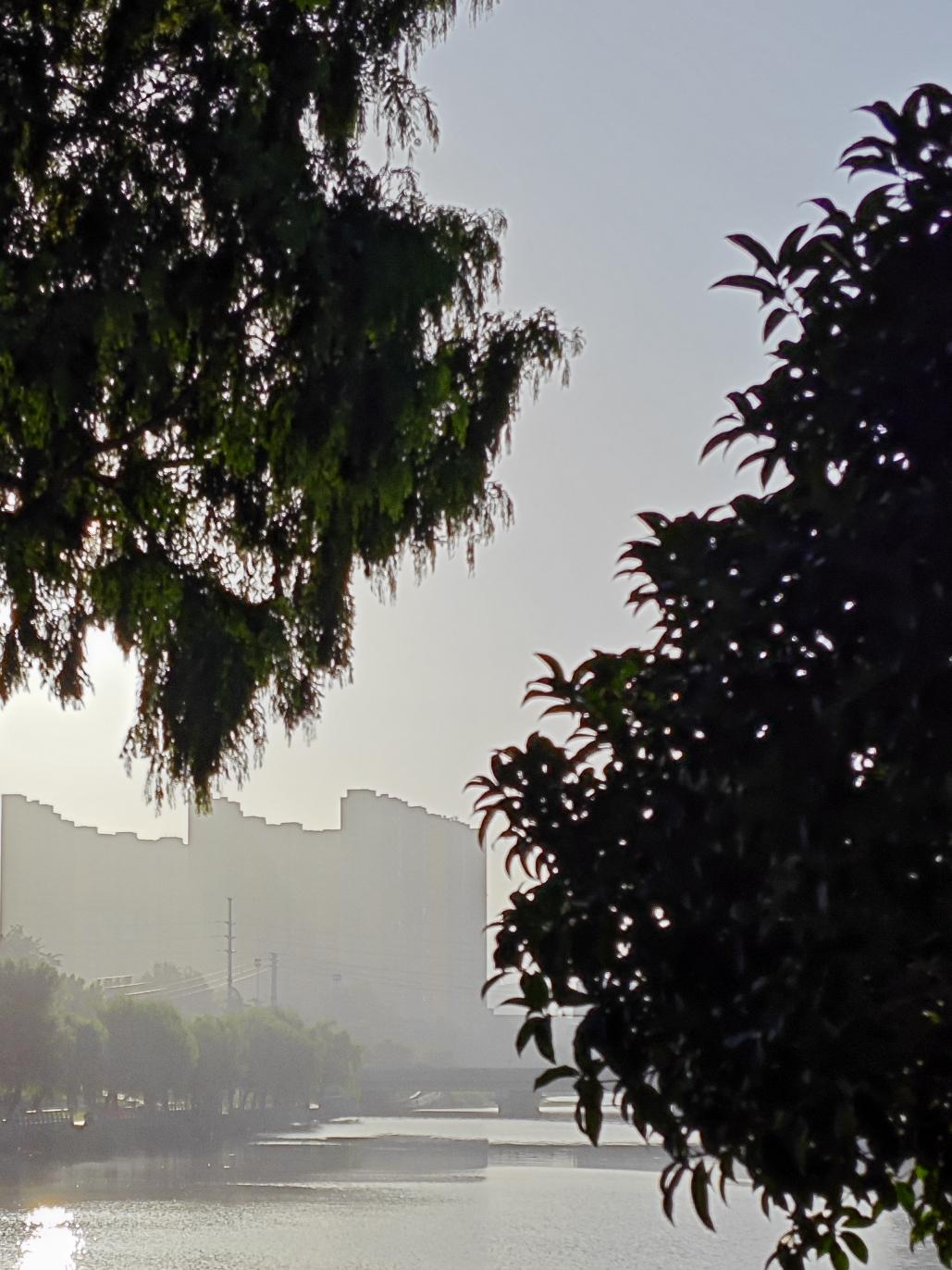 其‌超强台风级别持续约5天半，目前正深入内陆并在持续减弱，具体多久呢？还不太清楚